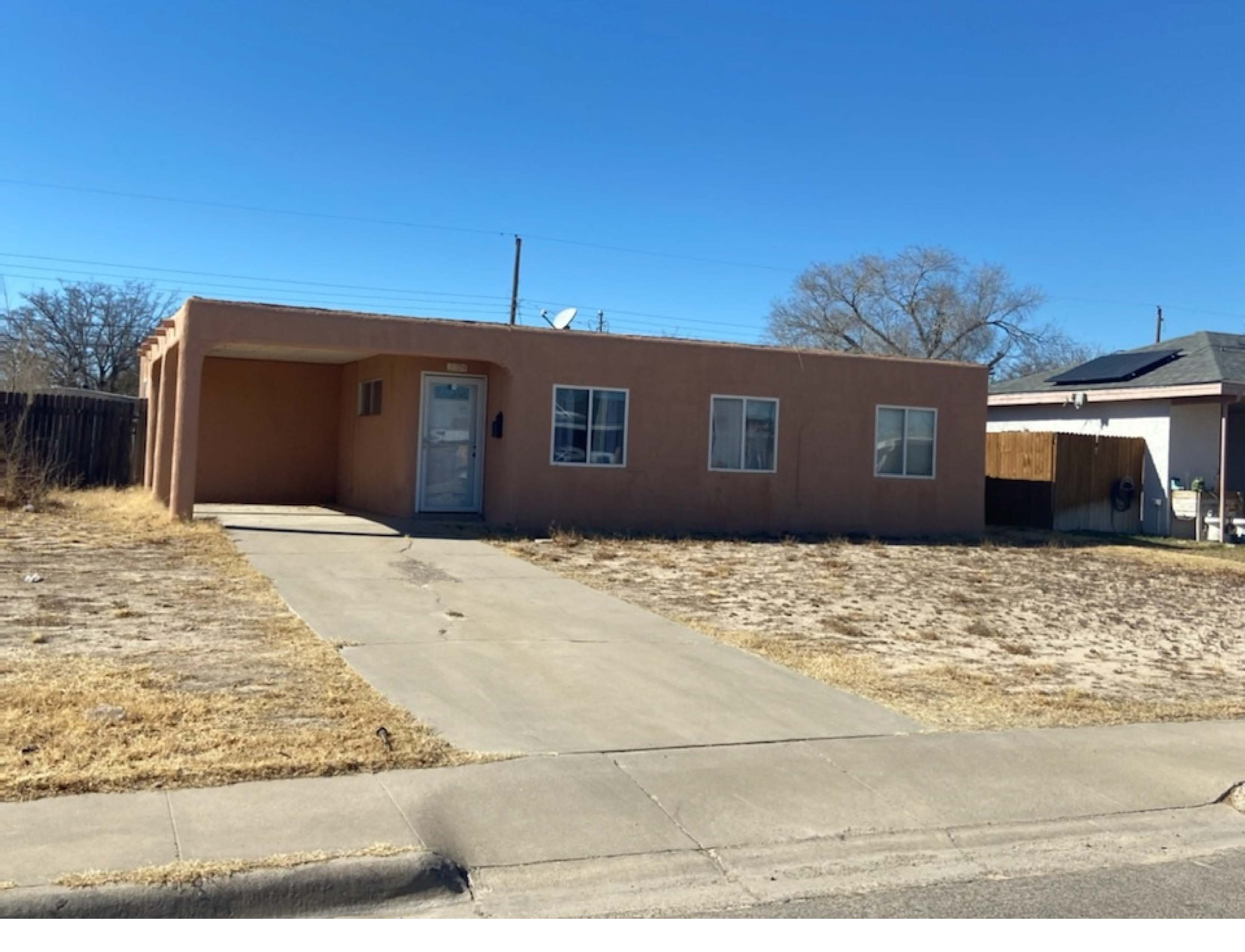 Front view of property.