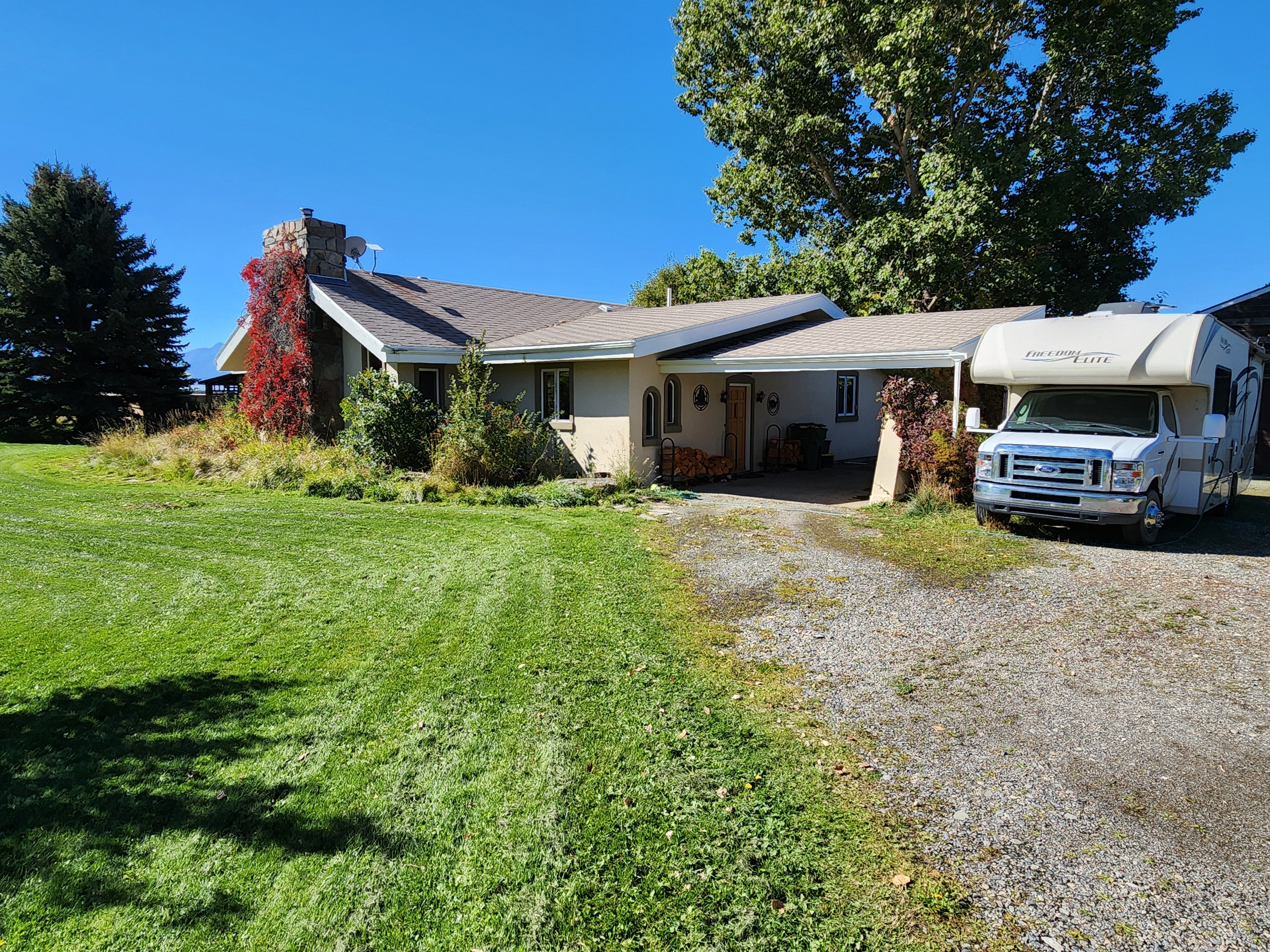 Complete view of house from front