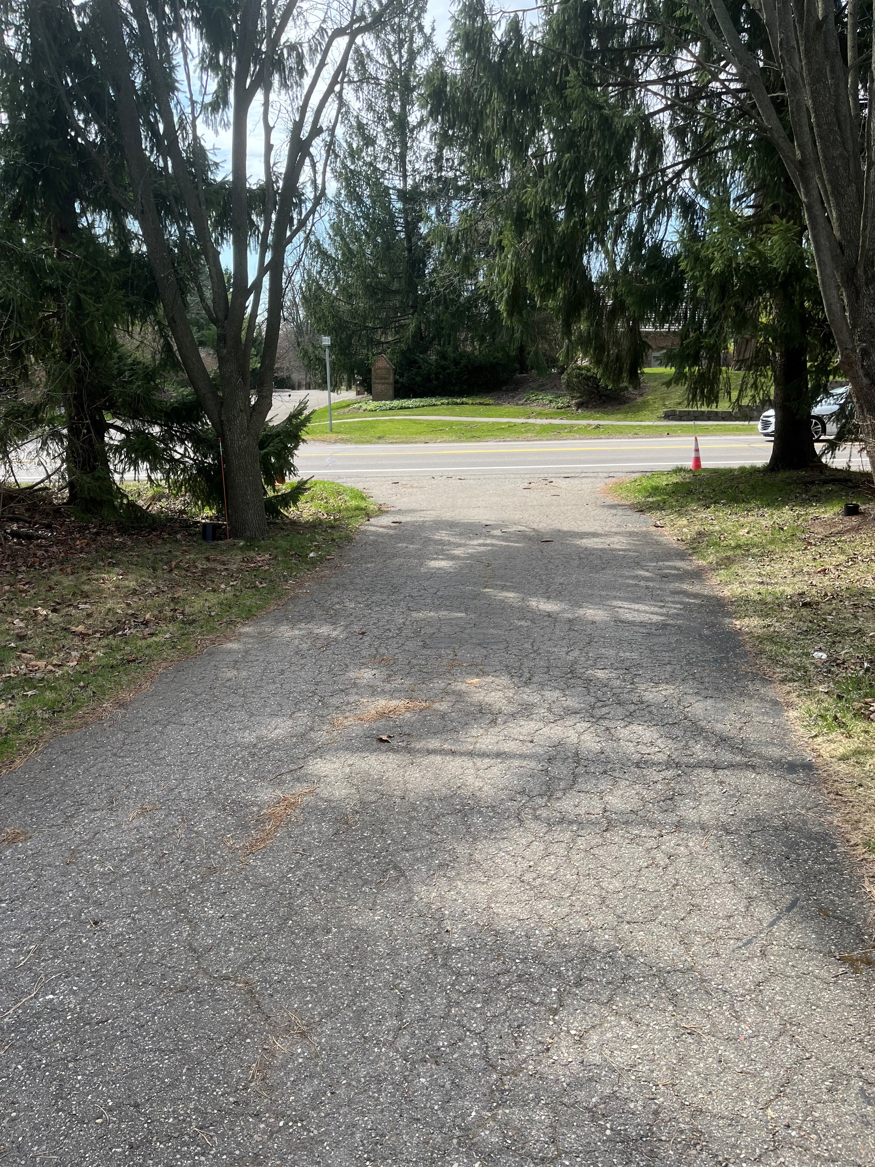 entrance to driveway from street