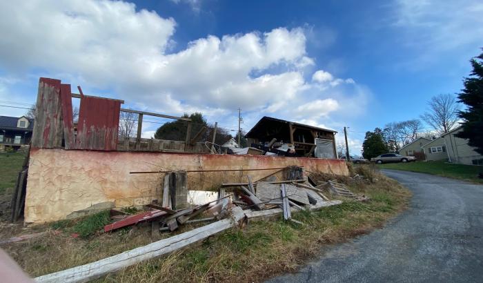 Dilapidated building near the entrance of the driveway