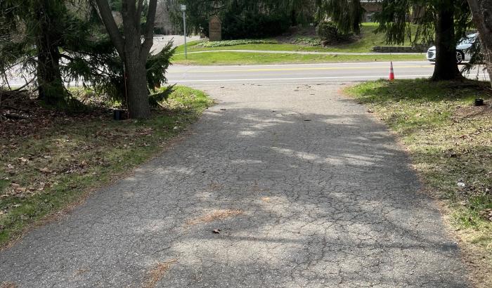entrance to driveway from street