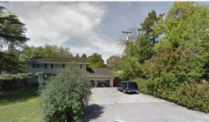 Street view of driveway to the home.